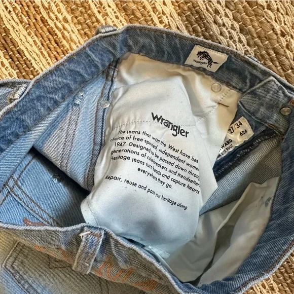 Wrangler High-Rise Light Blue Jeans with Sun Embroidery - Picture 7 of 16